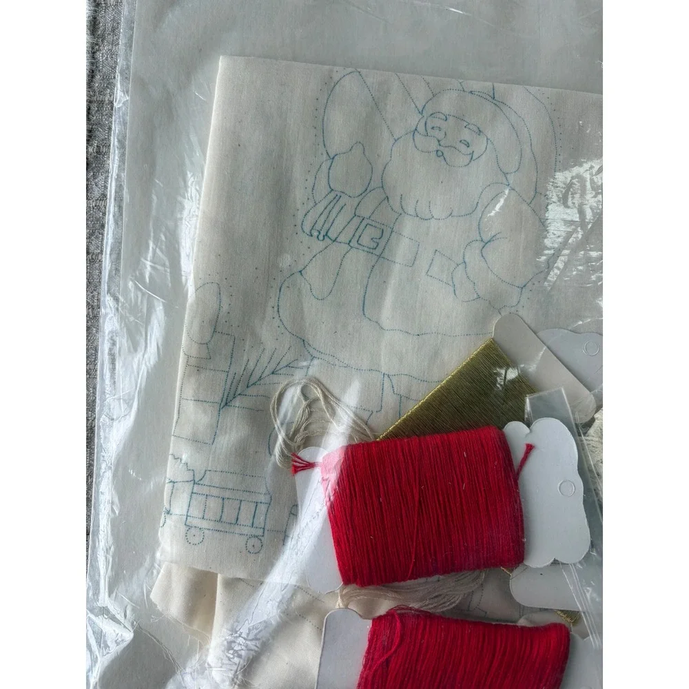 Vintage Bucilla Christmas Heirloom Candlewicking Tree Skirt Kit 82099 Santa 40in